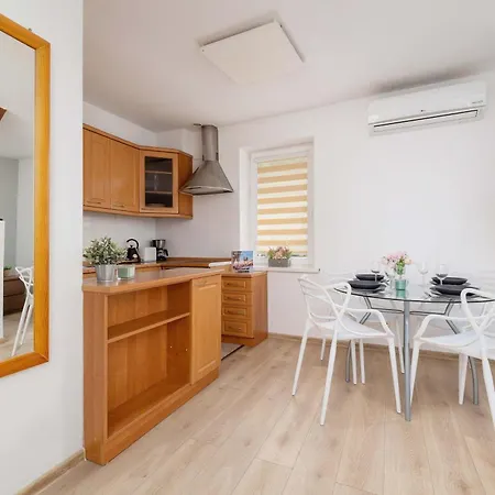 Klimatyzowany Z Dwiema Sypialniami W Centrum Krakowa Blisko Rynku I Parku By Renters Cracóvia
